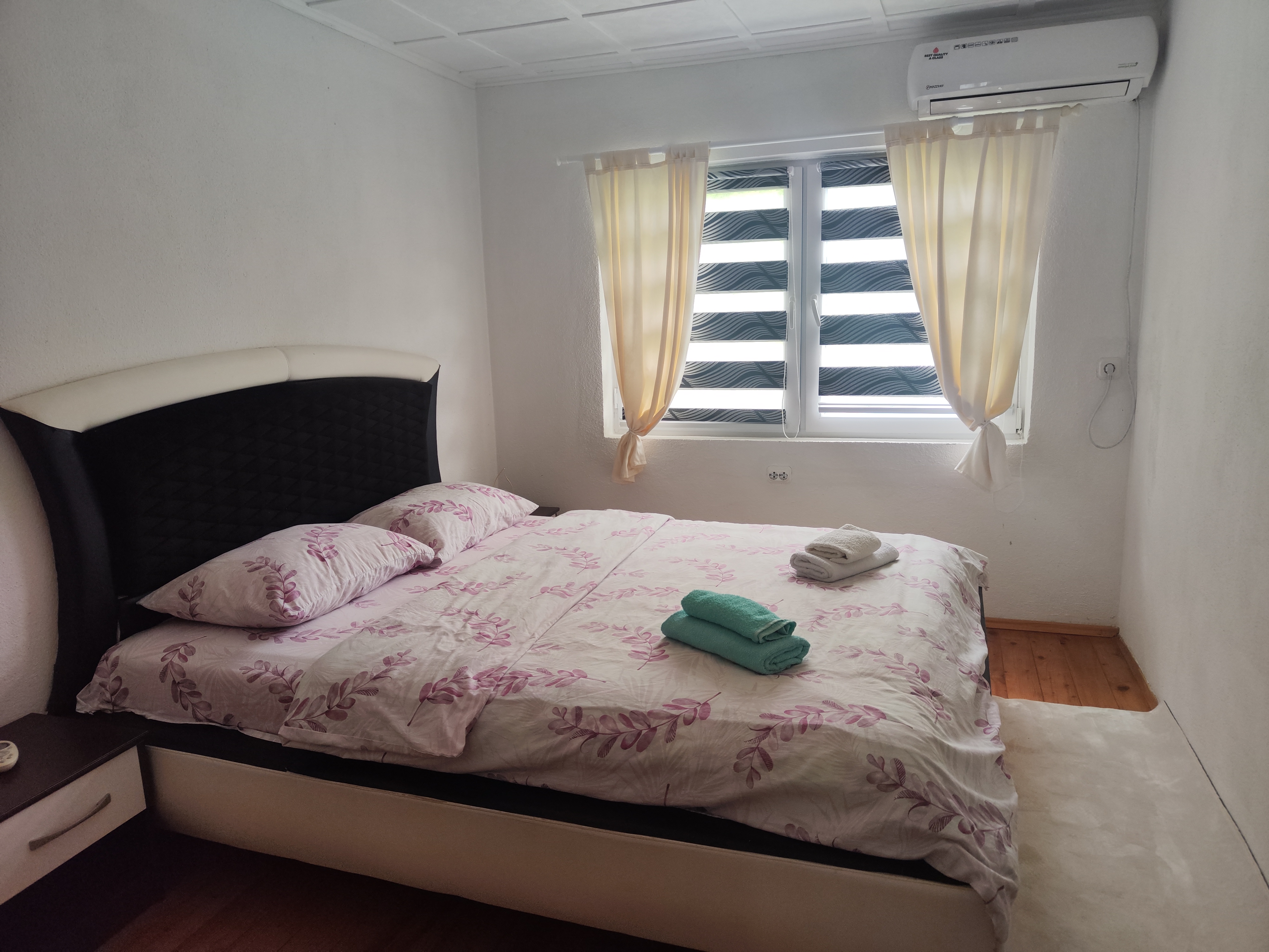 Room 2 - Queen Bed - 3